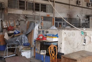 小型工廠倉庫消防隱患重重 電線亂拉、貨物亂堆、意識薄弱亟待整治
